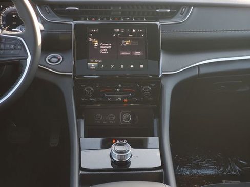 New 2025 Jeep Grand Cherokee Altitude image 17