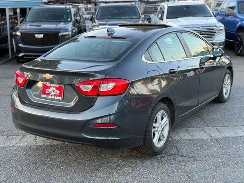 Used 2018 Chevrolet Cruze LT w/ Sun And Sound Package FWD image 4