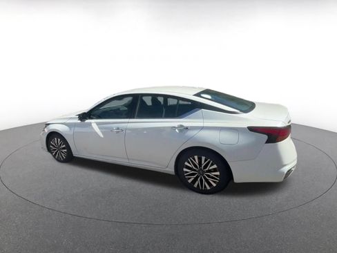 Used 2025 Nissan Altima 2.5 SV FWD image 9