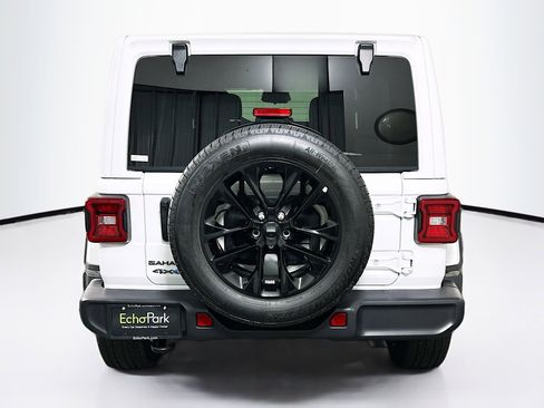 Used 2025 Jeep Wrangler Sahara image 7