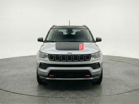 Used 2025 Jeep Compass Trailhawk image 2