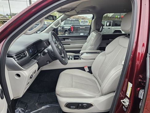 Used 2024 Jeep Wagoneer L Series II image 13