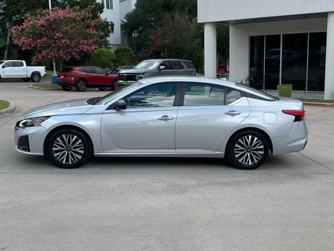 Used 2024 Nissan Altima 2.5 SV FWD image 3