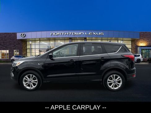 Used 2019 Ford Escape SE image 2