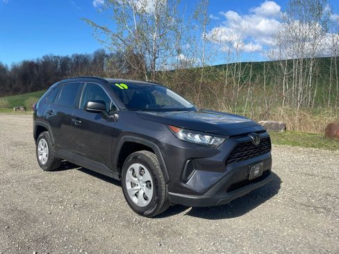Used 2019 Toyota RAV4 LE AWD/4WD image 1