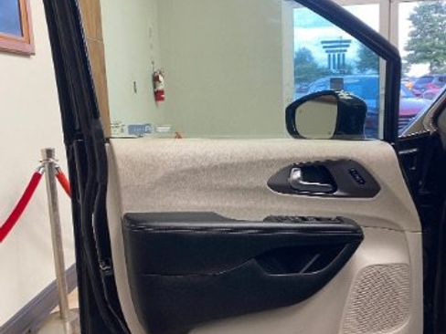 Used 2022 Chrysler Pacifica Touring-L FWD image 12