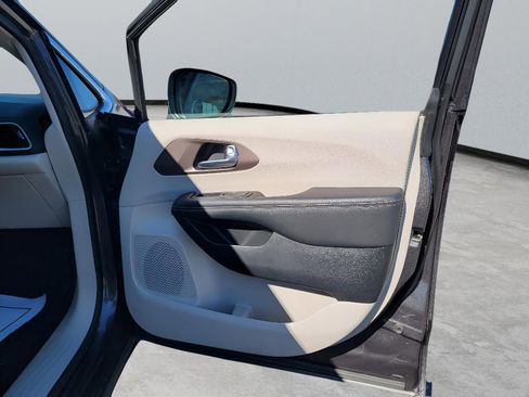 Used 2023 Chrysler Voyager LX image 33