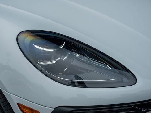 Certified 2025 Porsche Macan image 36