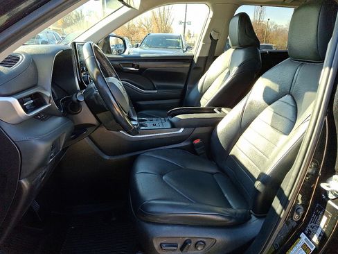 Used 2021 Toyota Highlander XLE image 12