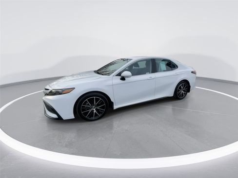 Used 2023 Toyota Camry SE image 4