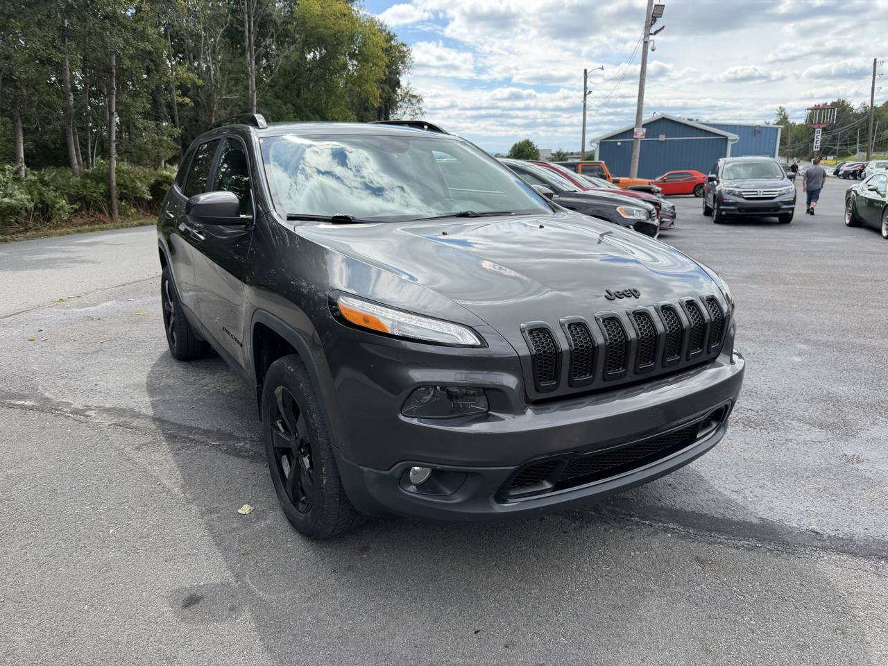 Used 2016 Jeep Cherokee Latitude w/ Cold Weather Group AWD/4WD image 4