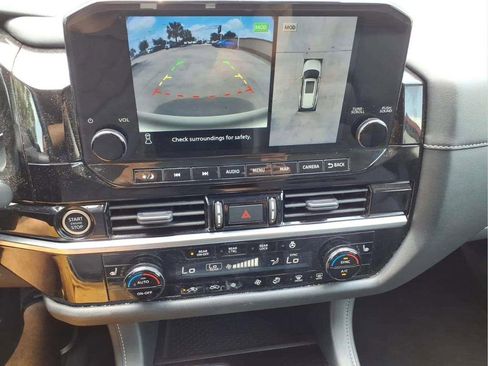 Used 2023 Nissan Pathfinder SL FWD image 16