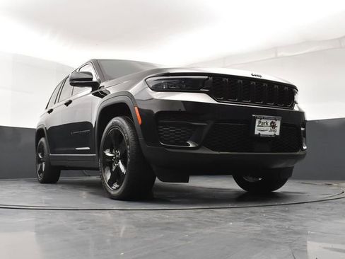 Used 2023 Jeep Grand Cherokee Altitude image 19