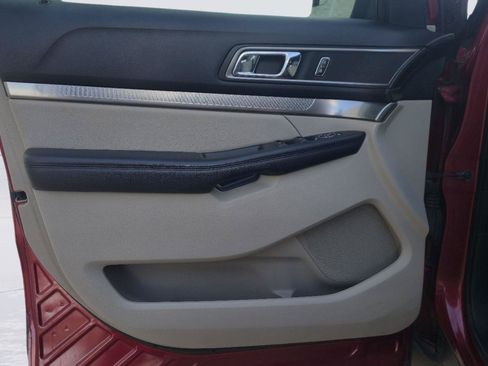 Used 2018 Ford Explorer XLT w/ Equipment Group 202A FWD image 12
