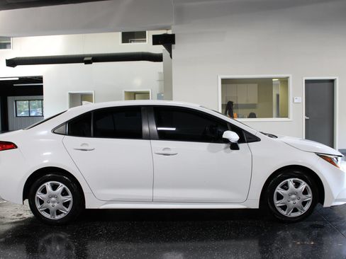 Used 2020 Toyota Corolla LE FWD image 2