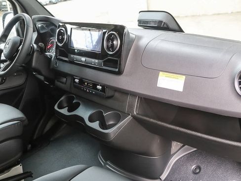 Used 2025 Mercedes-Benz Sprinter 2500 image 13