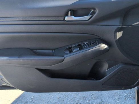 Used 2025 Nissan Altima 2.5 SV FWD image 11