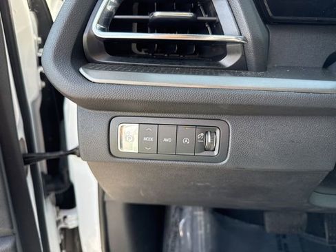 Used 2025 Chevrolet Traverse LT image 21