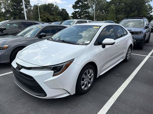 Used 2023 Toyota Corolla LE FWD image 3