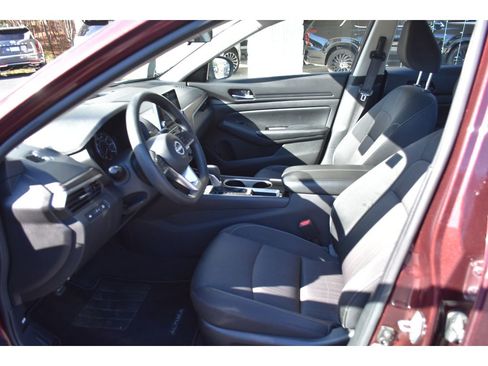 Used 2024 Nissan Altima 2.5 SV image 10