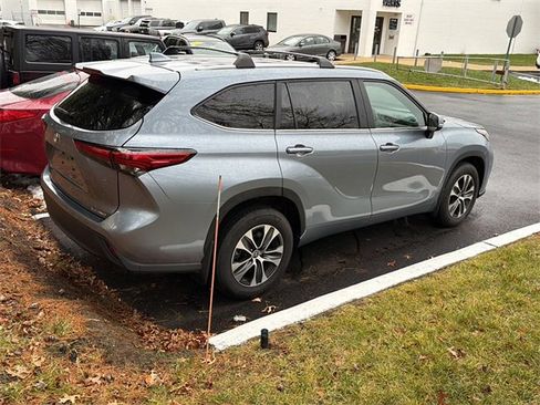 Certified 2023 Toyota Highlander XLE image 3