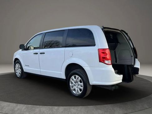 Used 2019 Dodge Grand Caravan SE FWD image 2