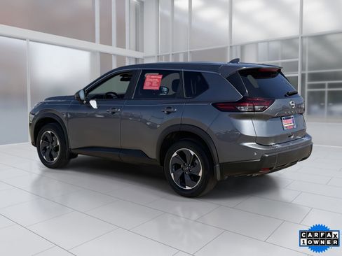 Certified 2025 Nissan Rogue SV image 4