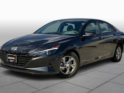 Used 2023 Hyundai Elantra SE w/ Preferred Accessory Package