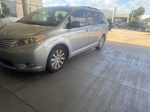 Used 2017 Toyota Sienna Limited Premium FWD image 1