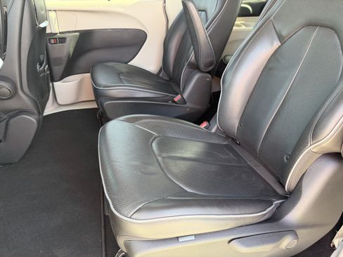 Used 2020 Chrysler Pacifica Limited w/ Advanced Safetytec Group image 20