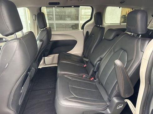 Used 2020 Chrysler Pacifica Touring-L image 20