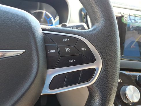 Used 2018 Chrysler Pacifica Touring Plus FWD image 11
