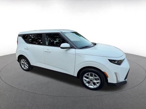 Used 2025 Kia Soul LX w/ LX Technology Package FWD image 2