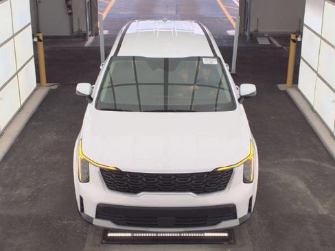 Used 2024 Kia Sorento LX FWD image 3