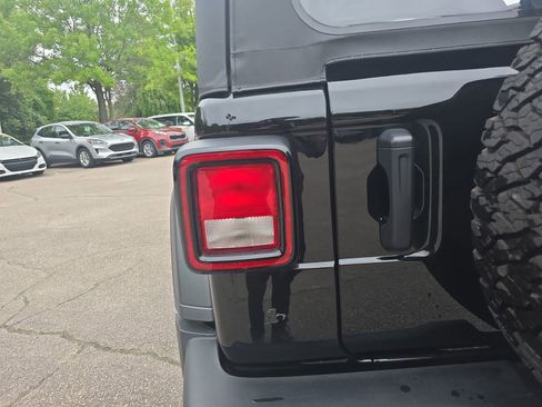 Used 2025 Jeep Wrangler Sport AWD/4WD image 34
