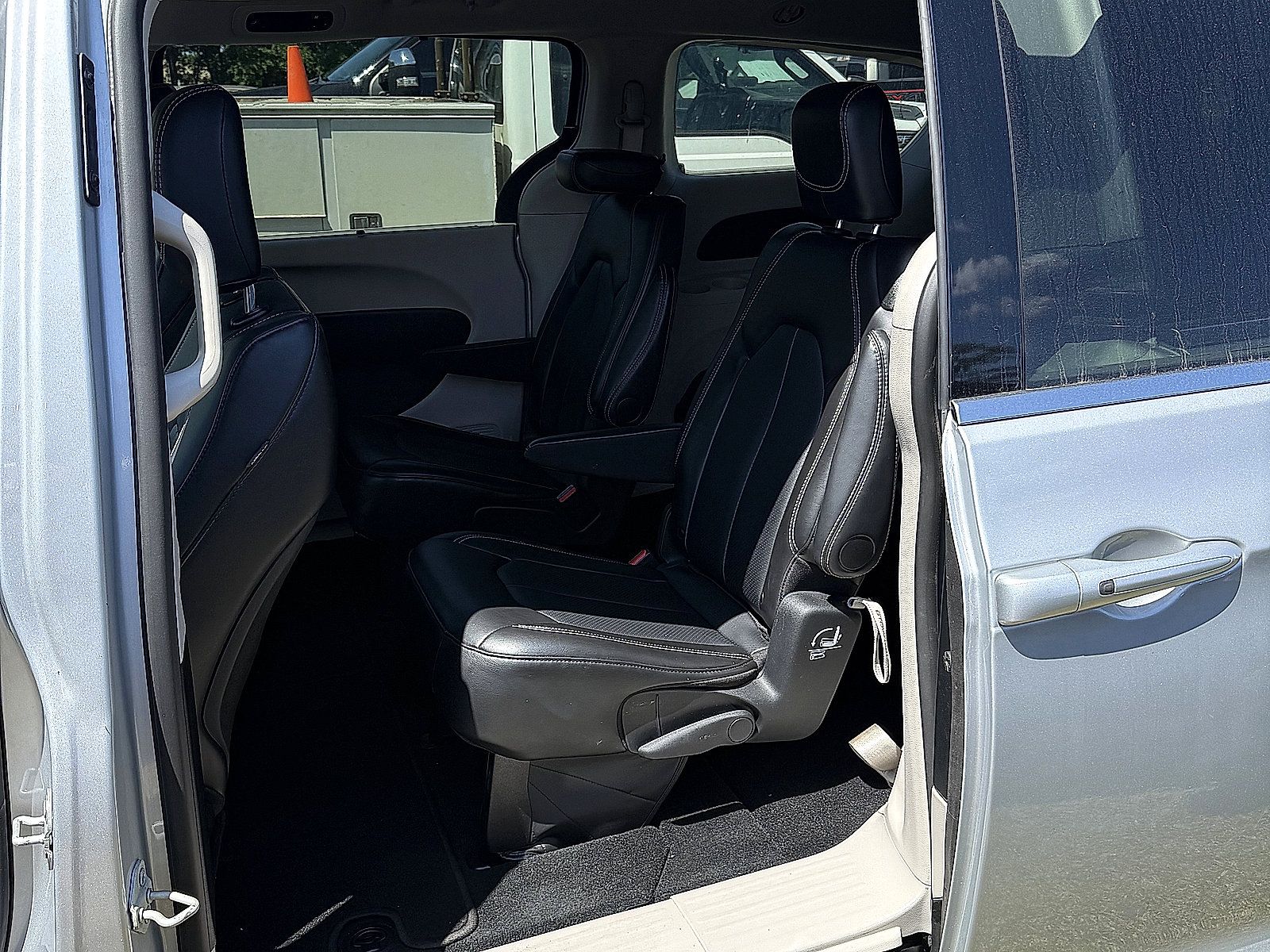 Used 2024 Chrysler Pacifica Touring-L FWD image 10