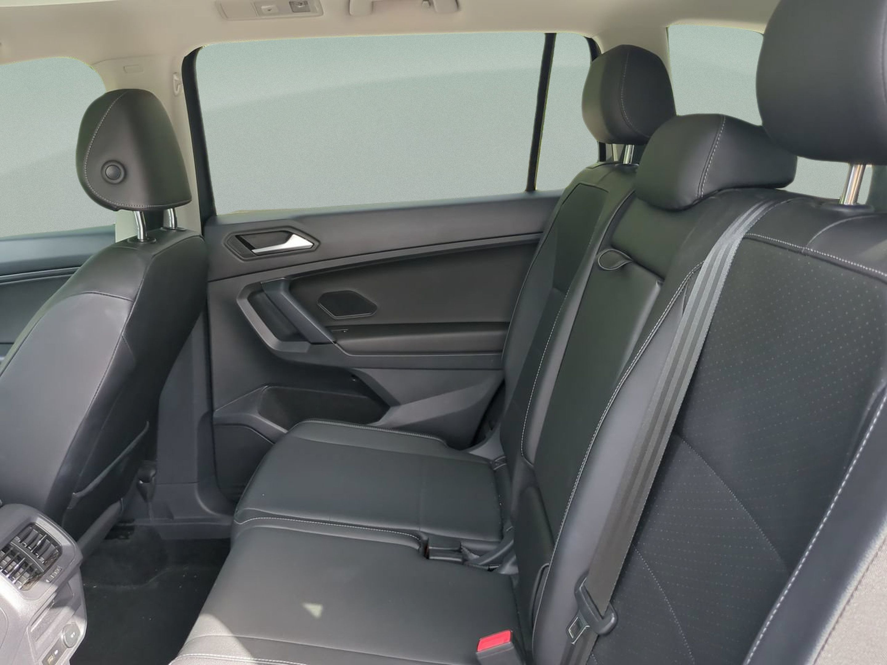 Used 2019 Volkswagen Tiguan SE w/ Panoramic Sunroof Package FWD image 18