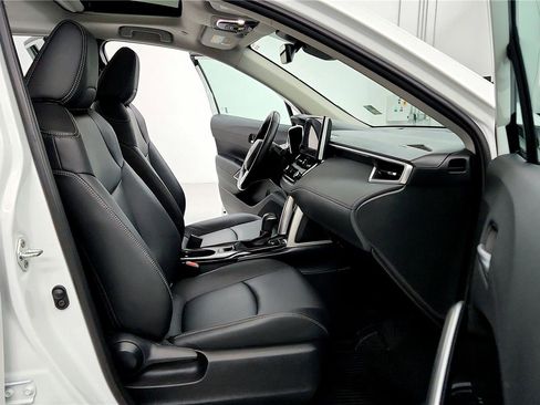 Used 2023 Toyota Corolla Cross XLE w/ Convenience Package image 17