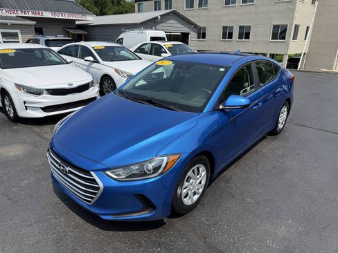 Used 2017 Hyundai Elantra SE w/ Cargo Package FWD image 2