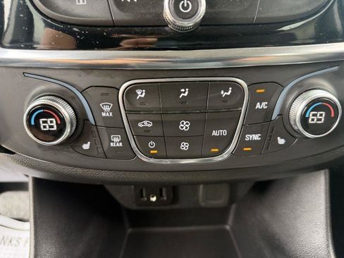 Used 2020 Chevrolet Traverse LT w/ Driver Confidence II Package AWD/4WD image 18