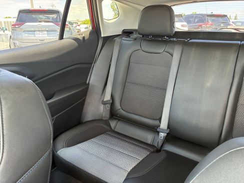 Used 2025 Chevrolet Trax LT FWD image 38