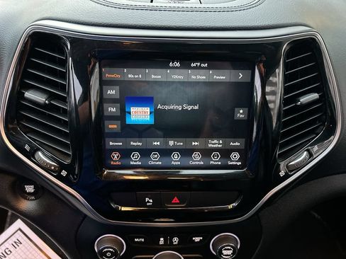 Used 2019 Jeep Cherokee Limited AWD/4WD image 17