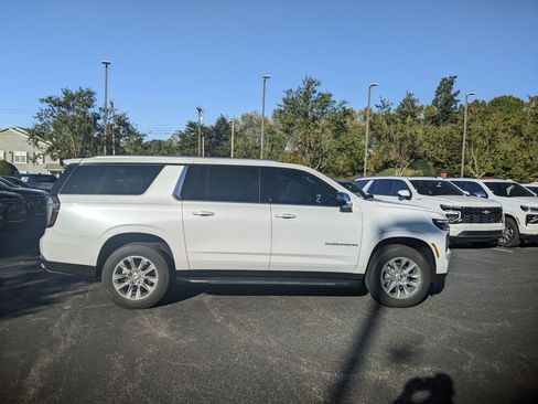 New 2026 Chevrolet Suburban Premier image 9