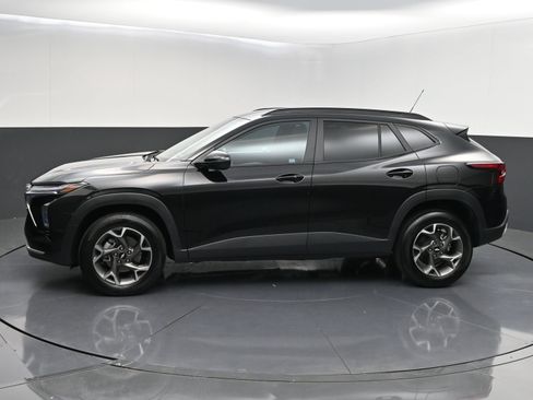 Used 2025 Chevrolet Trax LT w/ LT Convenience Package FWD image 4