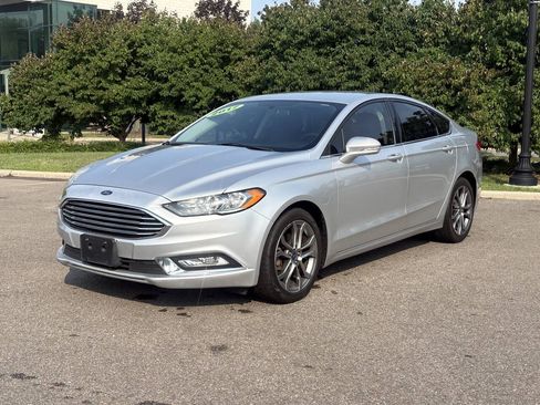 Used 2017 Ford Fusion SE w/ Equipment Group 201A FWD image 1