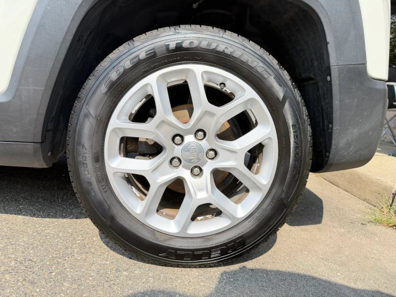 Used 2017 Jeep Renegade Latitude FWD image 35