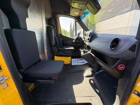 Used 2021 Mercedes-Benz Sprinter 2500 image 24