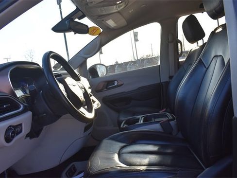 Used 2018 Chrysler Pacifica Touring-L image 22