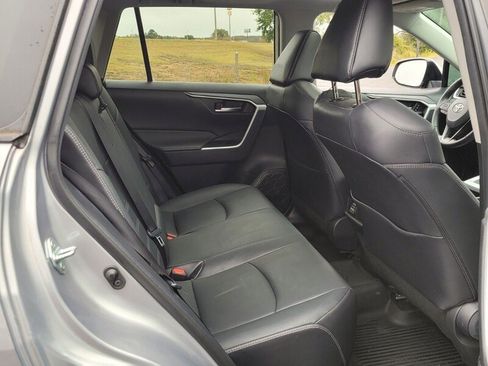 Used 2021 Toyota RAV4 XLE Premium image 15