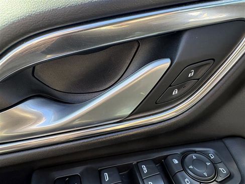 Used 2022 Chevrolet Suburban Z71 w/ Luxury Package image 11